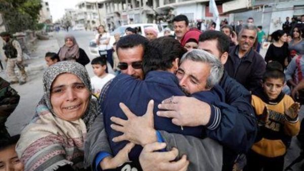 جانب من الاستقبال الحافل للرهائن السوريين في محافظة حمص
