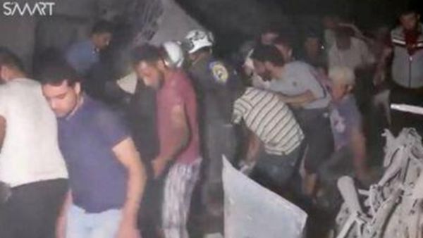 النظام يواصل حملته على إدلب والاهالي يفرون في طقس بارد

