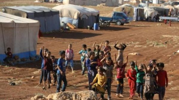 أطفال يتجمعون في مخيم للنازحين من جنوب ادلب وشمال حماة في كفر دريان قرب الحدود السورية-التركية
