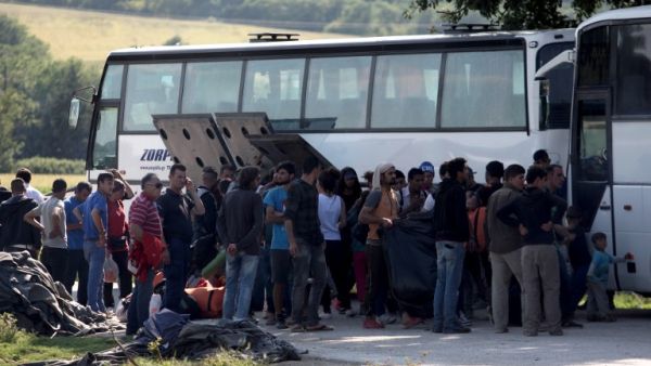 People board in a bus in order to leave the refugee and migrant makeshift camp on the Greek-Macedonia border near the village of Idomeni on May, 23 2016. (AFP/Sakis Mitrolidis)