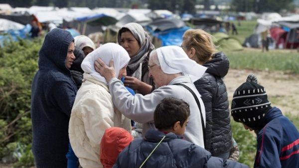 A nun talks to a woman at a makeshift camp for migrants and refugees near the village of Idomeni not far from the Greek-Macedonian border on May 4, 2016. (AFP/Tobias Schwarz)