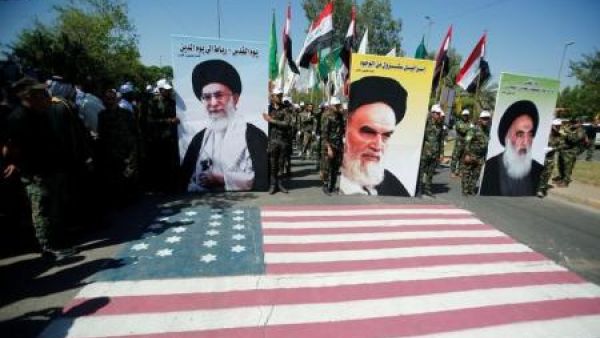 متظاهرون يرفعون صورا لزعماء إيران في طهران يوم الجمعة
