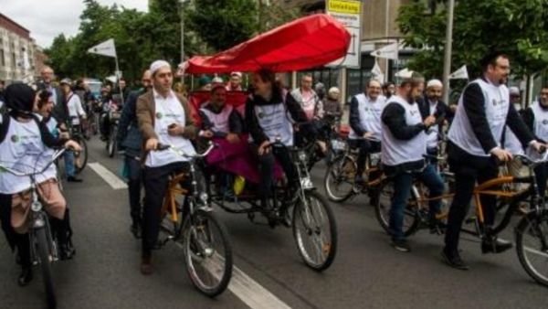 حاخامات وأئمة خلال مسيرة الدراجات الهوائية في برلين
