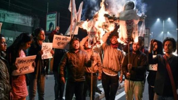 نشطاء من اتحاد الطلاب الهنود يحرقون دمى لرئيس وزراء ولاية اسام في غواهاتي

