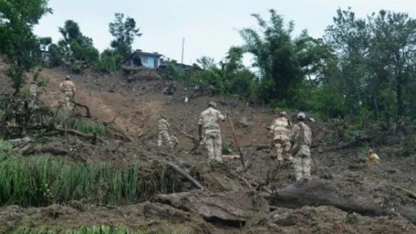 صورة نشرها الجيش الهندي لعمليات الانقاذ في اوتاراخند
