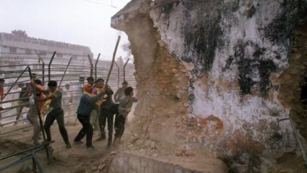 قرار قضائي بمحاكمة ثلاثة مسؤولين هنود على خلفية هدم مسجد ايوديا
