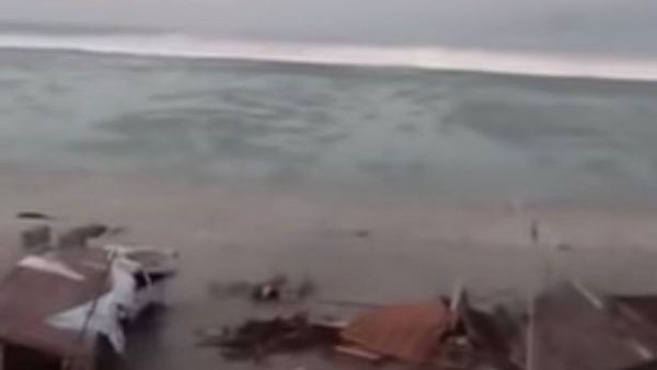 عدد ضحايا زلزال إندونيسيا يقفز إلى 832 قتيلا