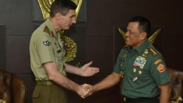 قائد الجيش الاندونيسي الجنرال غاتوت نورمانتيو (يمين) وقائد الجيش الاسترالي انجوس كامبل في شباط/فبراير الفائت.
