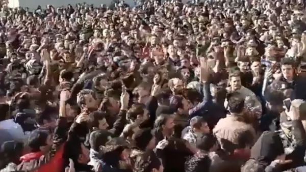 متظاهرون في ايران يهتفون ضد المرشد وروحاني