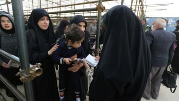 ايرانيات متجهات الى كربلاء بمناسبة اربعينية الحسين عند معبر مهران الحدودي بين ايران والعراق

