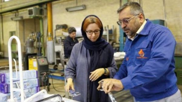 ليلى دانشفار صاحبة مصنع للمعدات الطبية المتحركة تتحدث مع أحد مهندسي مصنعها في حي شهريار في طهران
