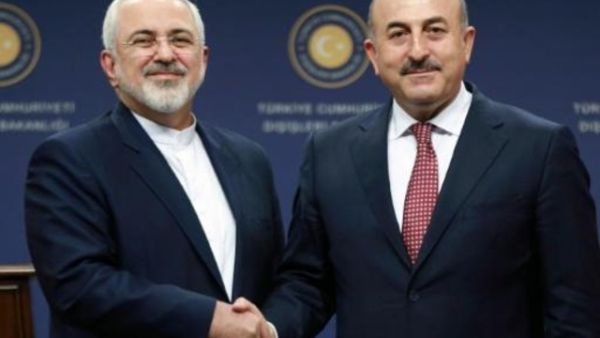 وزير الخارجية التركي مولود تشاوش اوغلو (يمين) مصافحا نظيره الايراني محمد جواد ظريف في انقرة في 12 اب/اغسطس 2016

