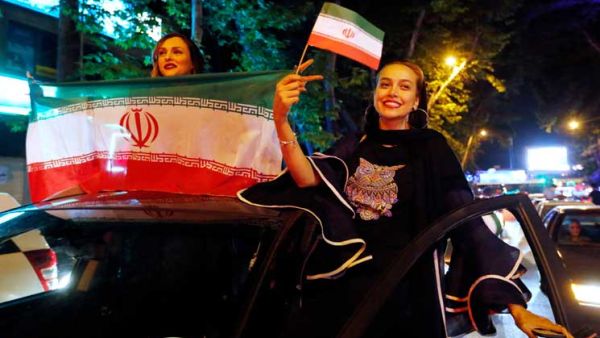 السلطات الإيرانية تسمح للنساء بمتابعة مباراة المونديال في الأماكن العامة 
