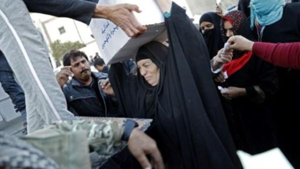 الحكومة العراقية توزع مساعدات غذائية لسكان الموصل

