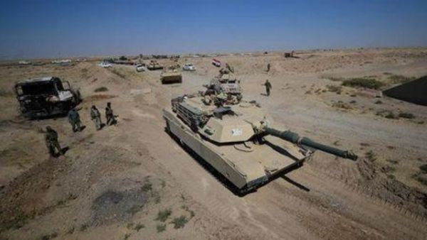 دبابة تابعة للجيش العراقي وأفراد من قوات الحشد الشعبي جنوبي الحويجة
