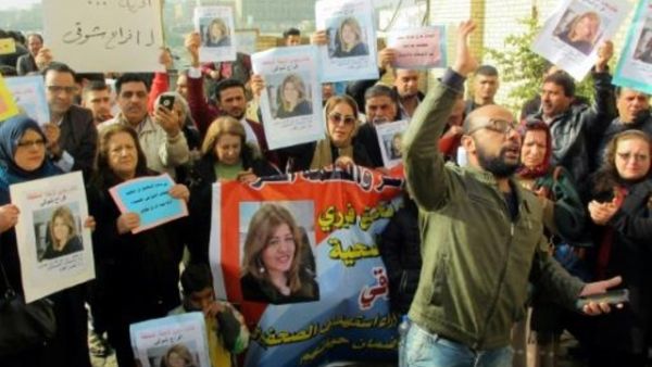 متظاهرون في بغداد يحملون صور الصحافية العراقية افراح شوقي مطالبين باطلاق سراحها
