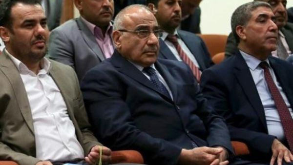 رئيس الوزراء المكلف عادل عبد المهدي (وسط) خلال جلسة انتخاب الرئيس العراقي

