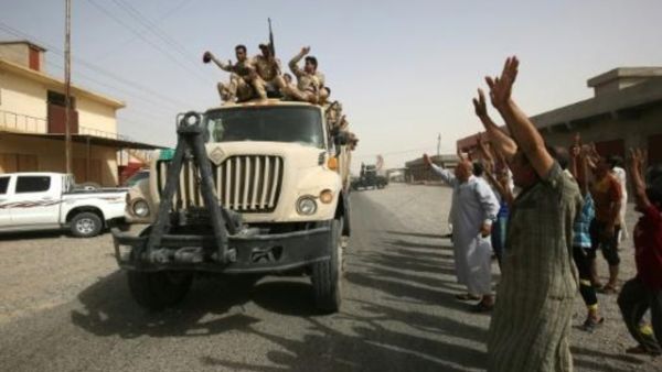 عائلات من مدينة الشرقاط في شمال العراق ترحب بتقدم الجيش في منطقتهم بعد طرد تنظيم الدولة الاسلامية
