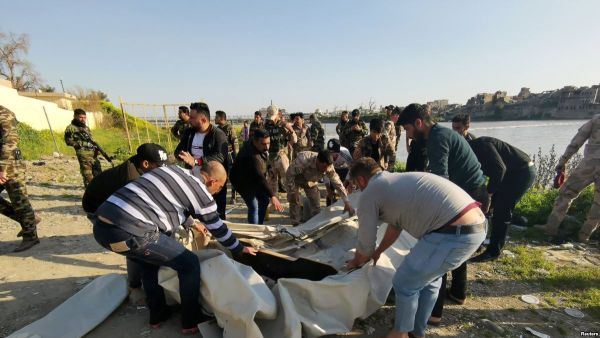 من عمليات انتشال جثث ضحايا العبارة الغارقة