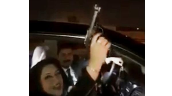 وحدة الجميلي وهي تحمل مسدسا أطلقت منه عيارات نارية.
