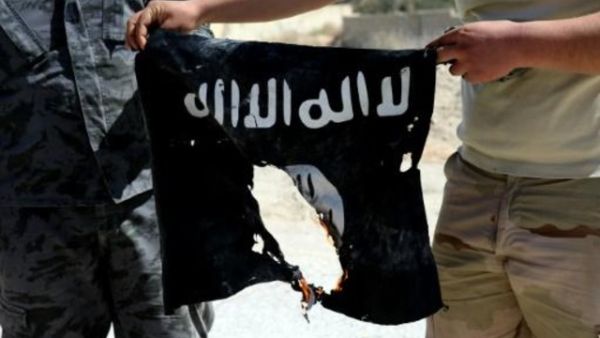 جندي سوري يحرق علما جهاديا في بلدة القريتين بمحافظة حمص وسط سوريا
