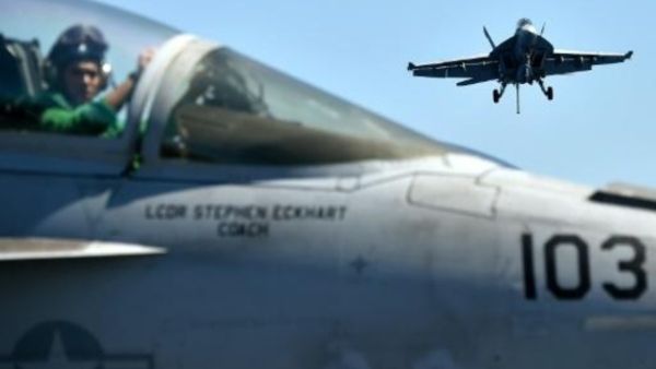 طائرة قتال اميركية تحط على حاملة الطائرات دوايت ايزنهاور في البحر المتوسط

