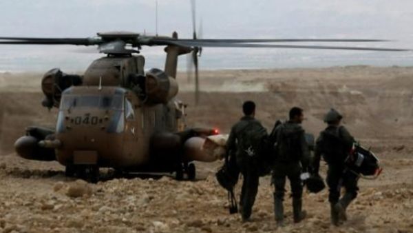 جنود اسرائيليون الى جانب مروحية يشاركون في اعمال البحث عن مفقودين اثر فيضانات في منطقة البحر الميت ادت الى مقتل عشرة تلامذة
