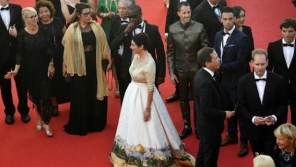 وزيرة الثقافة الاسرائيلية ميري ريغيف في مهرجان كان السينمائي في فرنسا ترتدي فستانا عليه صورة المسجد الأقصى في القدس
