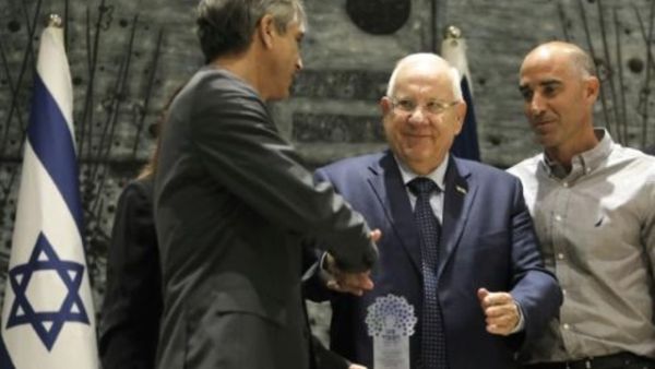 الرئيس الاسرائيلي رؤوفين ريفلين يقدم "درع الشرف" لرئيس مجلس ادارة فريق بيتار القدس 
