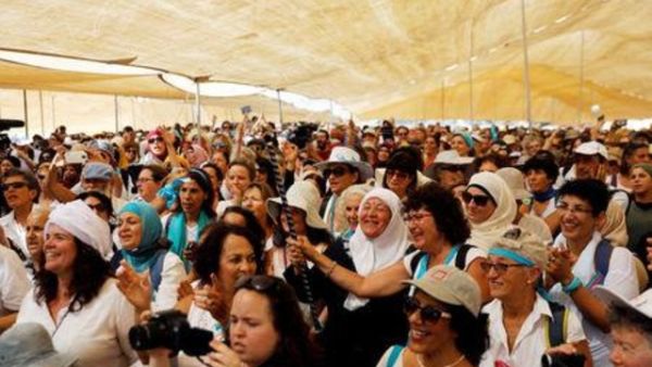 مشاركات اسرائيليات وفلسطينيات في مسيرة من أجل السلام قرب نهر الأردن
