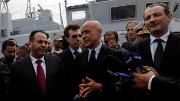 وزير الداخلية الإيطالي ماركو مينيتي يتحدث لممثلي وسائل إعلام بقاعدة بحرية في طرابلس بليبيا يوم الاثنين
