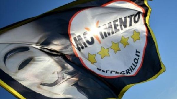 علم يظهر شعار حركة خمس نجوم الشعبوية الايطالية خلال مؤتمر الحزب في ريميني

