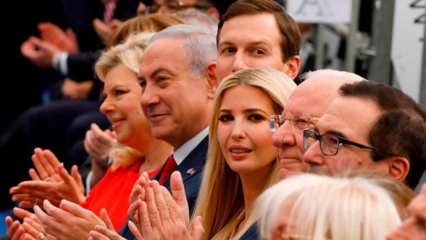 جاريد كوشنر (الثالث من اليسار)