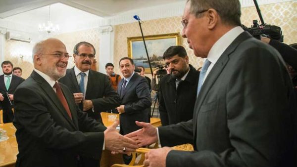 وزير الخارجية العراقي إبراهيم الجعفري (يسار) ونظيره الروسي سيرغي لافروف
