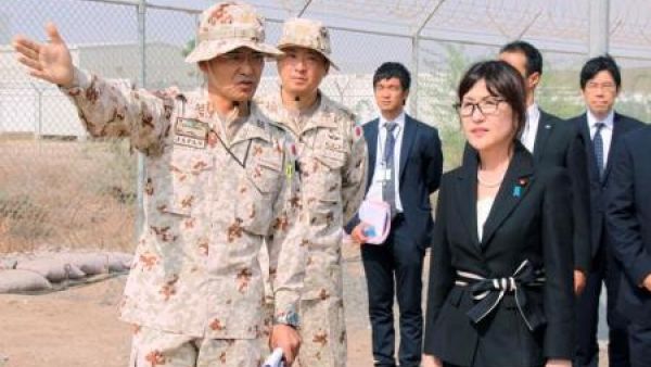 وزيرة الدفاع اليابانية تومومي إينادا خلال زيارة للقاعدة العسكرية لبلادها في جيبوتي 

