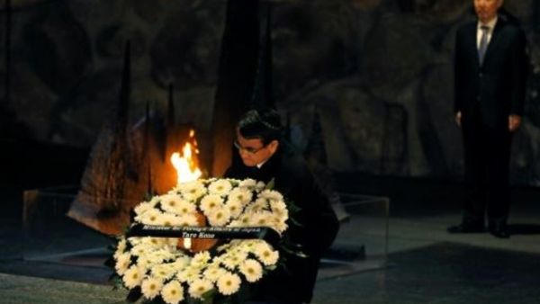 وزير خارجية اليابان يضع اكليل زهر على نصب المحرقة

