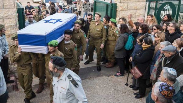 رجل شرطة إسرائيلي امام الشاحنة التي دهست جنودا إسرائيليين في القدس يوم الاحد

