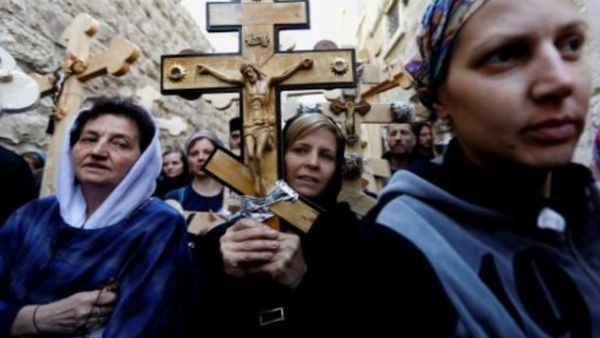 حجاج يشاركون في مسيرة درب الالام في القدس

