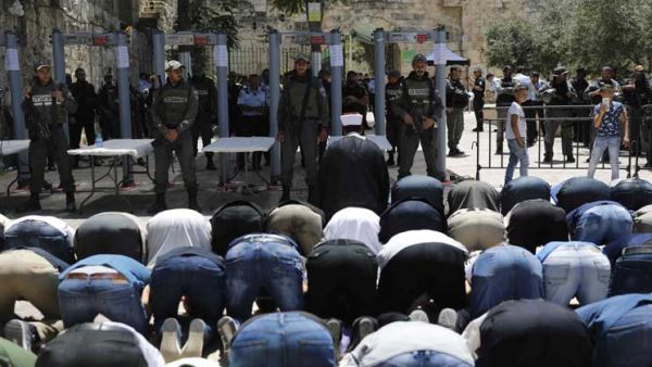 شرطة الحدود الإسرائيلية امام مصلين فلسطينيين عند المسجد الأقصى

