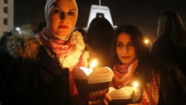 أردنيون مسلمون ومسيحيون شاركوا في مسيرة شموع نظمتها كنائس عمان رفضا لاعتراف واشنطن بالقدس عاصمة لإسرائيل

