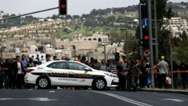 الشرطة الاسرائيلية تضرب طوقا امنيا في موقع عملية طعن في القدس
