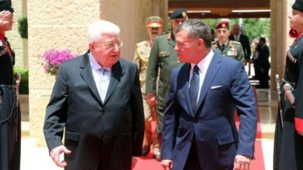 صورة نشرها الديوان الملكي الاردني الخميس للملك عبد الله الثاني (يمين) خلال استقباله الرئيس العراقي فؤاد معصوم في عمان

