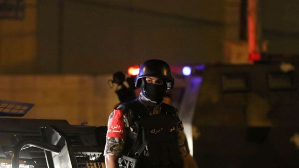 رجل امن اردني قرب السفارة الاسرائيلية في عمان
