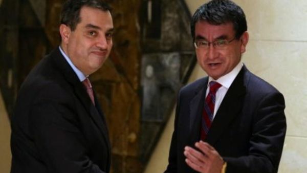 وزير التخطيط الاردني عماد فاخوري مرحبا بوزير الخارجية الياباني تارو كونو في البحر الميت

