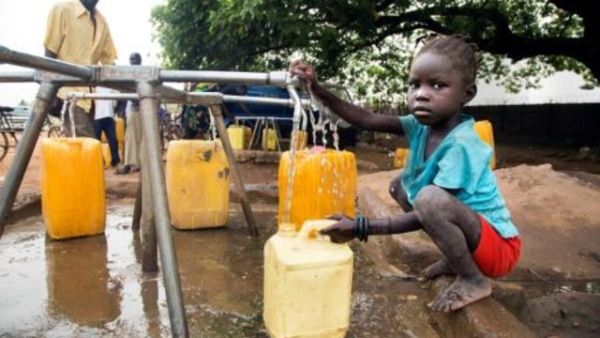 طفل يملأ وعاء بالماء في جوبا بجنوب السودان
