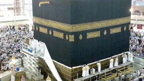 استبدال كسوة الكعبة المشرفة