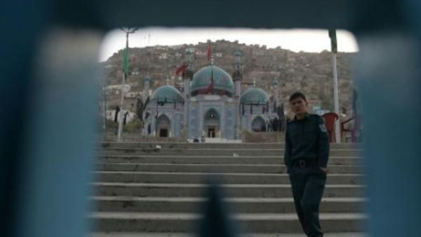 شرطي افغاني امام مسجد كارتي ساخي في كابول

