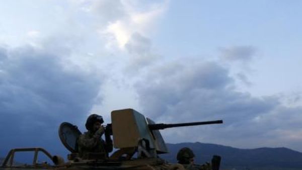 جندي تركي يقود مركبة عسكرية على الحدود مع سوريا قرب كلس
