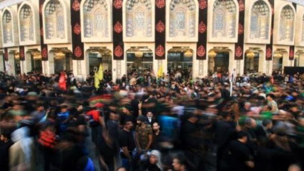 تجمع الزوار قرب مقام الامام الحسين في كربلاء
