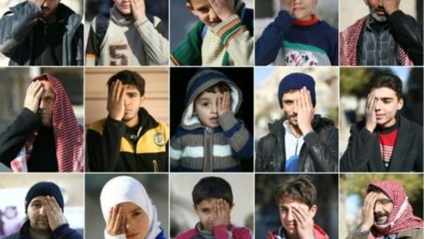 صورة تجمع عددا من الاشخاص يغطون عينهم تضامنا مع الطفل كريم في دوما
